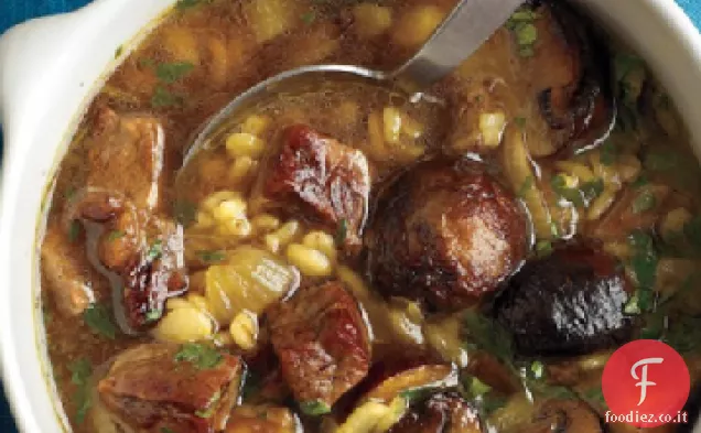 Zuppa di manzo arrosto, funghi e orzo