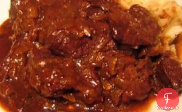 Casseruola di manzo, pomodoro e vino rosso