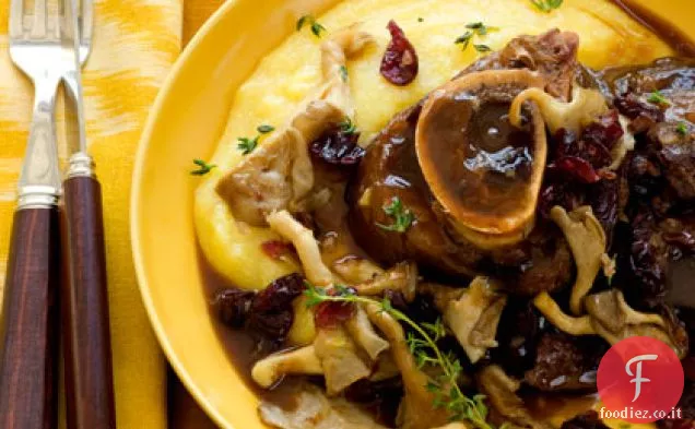 Stinco di manzo con funghi e salsa di mirtilli