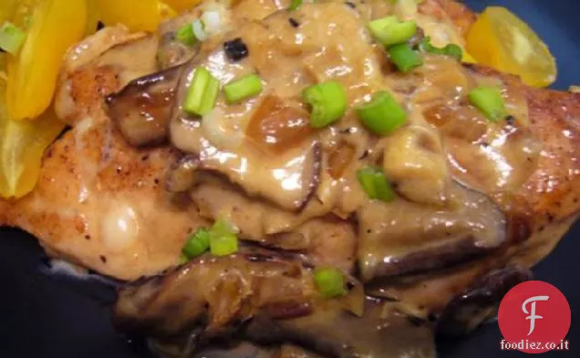 Petti di pollo con funghi, formaggio svizzero e vino bianco