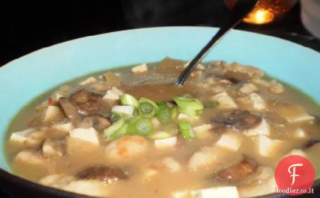 Zuppa piccante calda e acida con carne di maiale