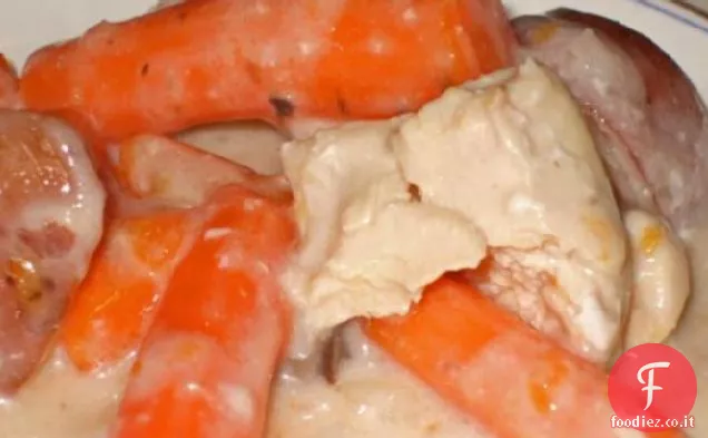 Cena di pollo nella pentola di coccio