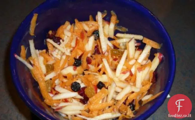 Insalata di mele carote e uva passa