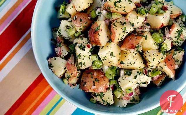 Insalata di patate con sedano e cipolla rossa