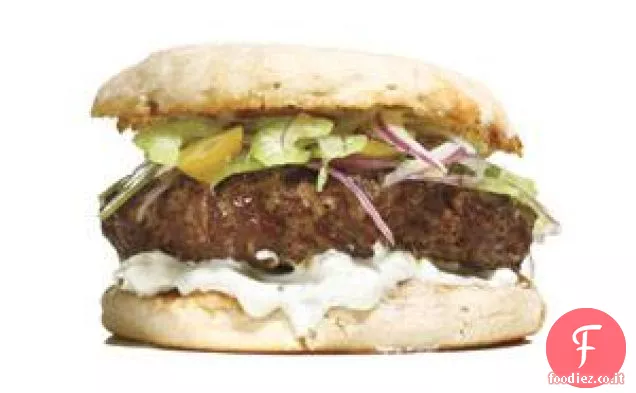 Hamburger con sedano, olive e formaggio blu