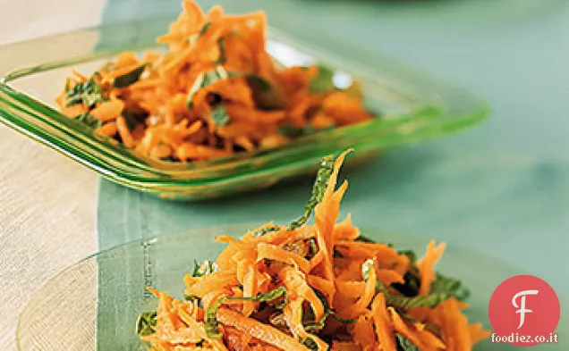 Insalata di carote, menta e uva passa dorata