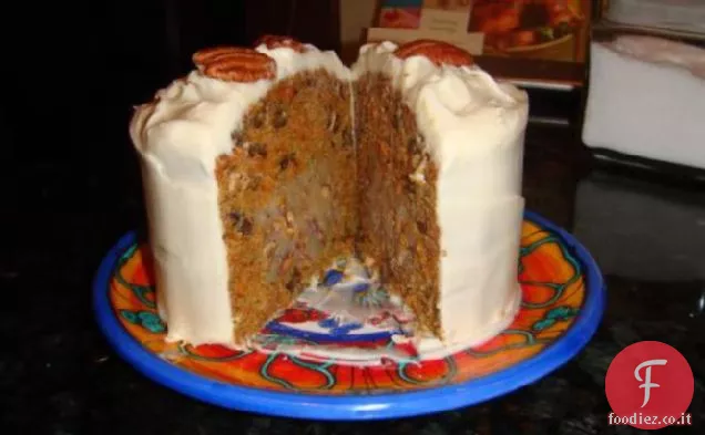 Torta di carote con ripieno di crema di noci pecan e glassa di crema di formaggio