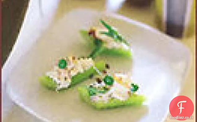 Insalata di granchio e piselli in costine di sedano
