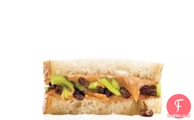 Panino con burro di arachidi, sedano e uva passa