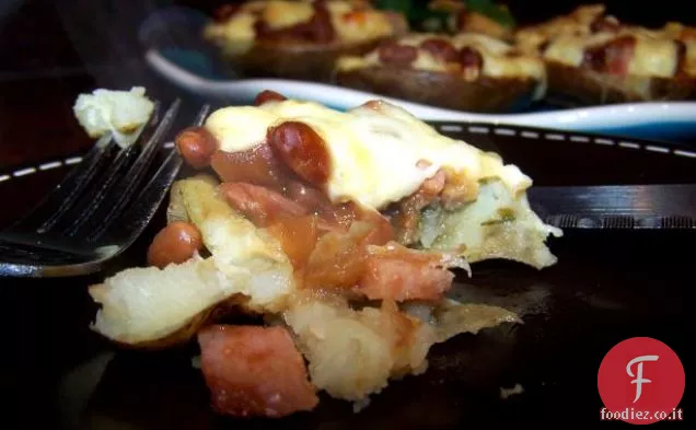 Bucce di patate ripiene di prosciutto, fagioli al forno e formaggio