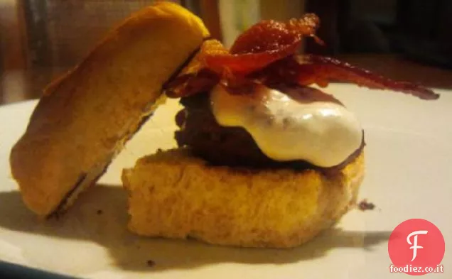 Cursori di controfiletto con pancetta croccante e crema di rafano mayo
