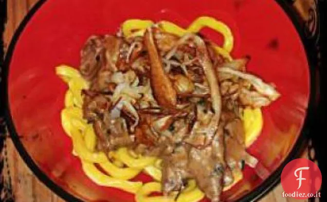 Punte di manzo e fili di pastinaca croccanti con crema di rafano Sa