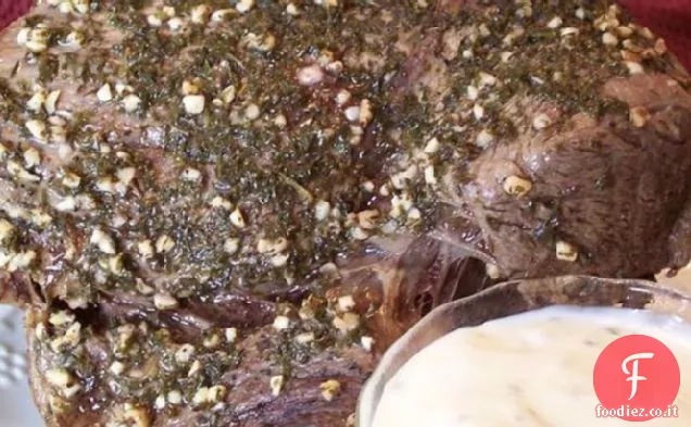 Arrosto di controfiletto in crosta di erbe con salsa cremosa di rafano e erba cipollina