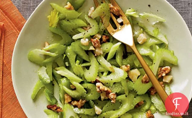 Insalata di sedano, noci e parmigiano
