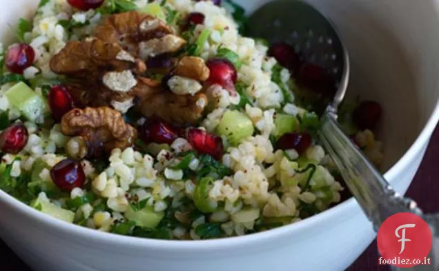 Insalata di grano incrinato, noci e melograno