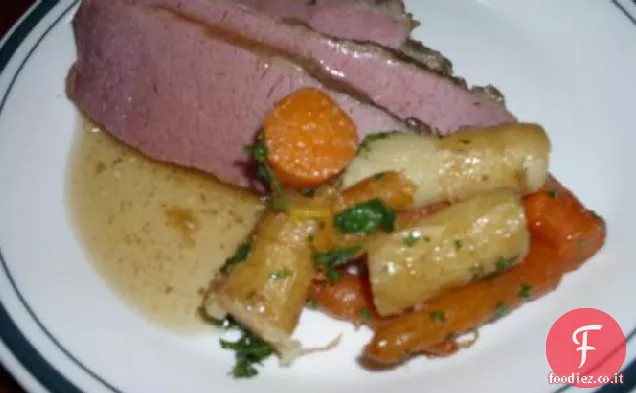 Petto brasato di birra con carote e pastinaca