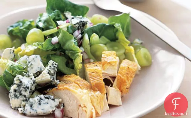 Pollo arrosto con insalata di uva e formaggio blu