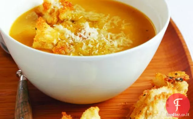 Zuppa di zucca con crostini di salvia e parmigiano
