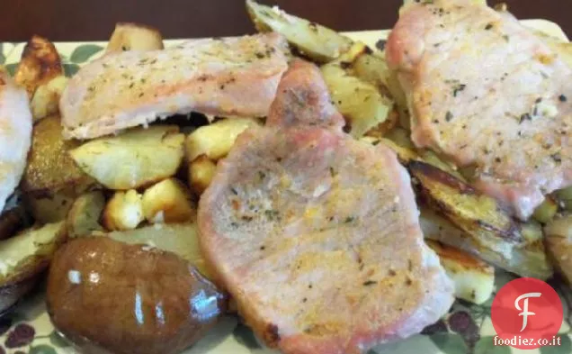 Braciole di maiale al forno con patate e pere