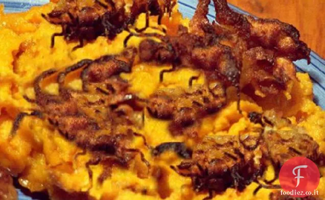 Patate dolci Cuocere con piantaggine tagliuzzato e topping di cocco