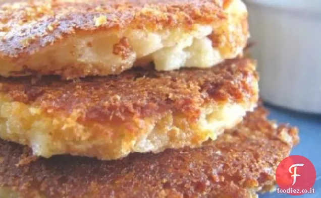 Torte di patate cheddar affumicate in crosta di parmigiano