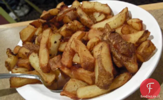 Patate fritte fatte in casa annerite dall'inferno