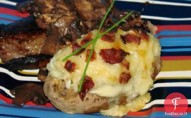 Versione a microonde di patate al forno due volte con formaggio e pancetta
