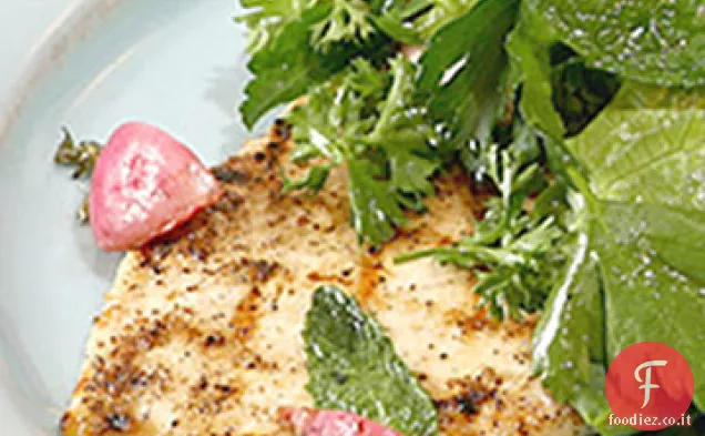 Paillards di pollo alla griglia con insalata di erbe e ravanelli saltati