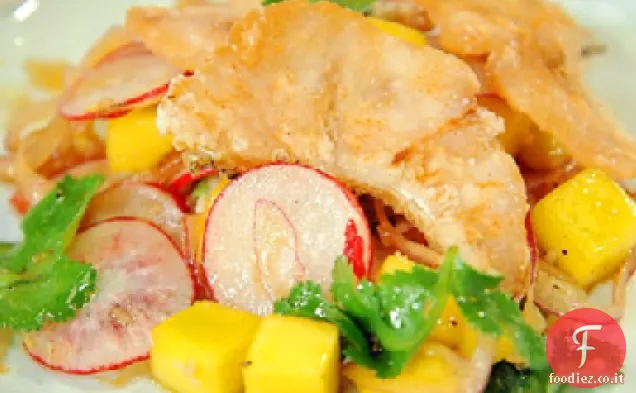 Insalata di pesce croccante con cipolla rossa, mango e vinaigrette di soia e lime