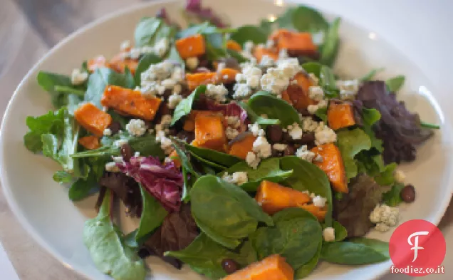 Insalata di patate dolci arrosto, finocchio e cipolla