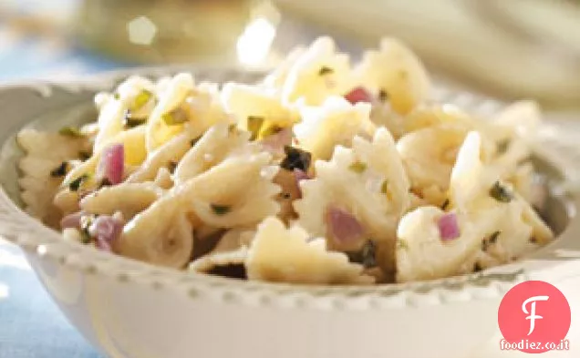 Insalata di pasta con condimento di cipolla verde