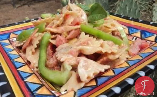 Insalata di pasta italiana con maionese al pomodoro