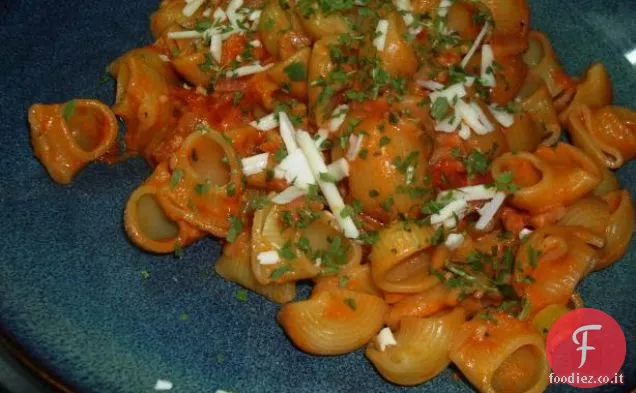 Papillon Pasta con salsa di panna rosa