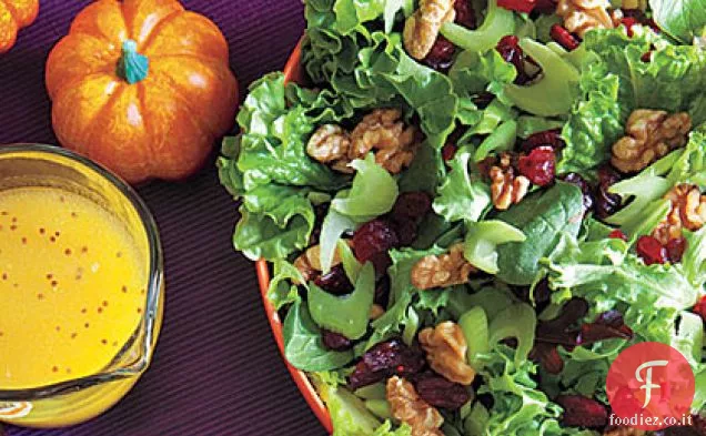 Insalata verde con sedano, noci e mirtilli rossi