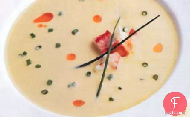 Zuppa di mais refrigerata con olio di granchio e Cile