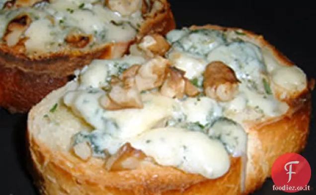 Crostini di noci al formaggio blu