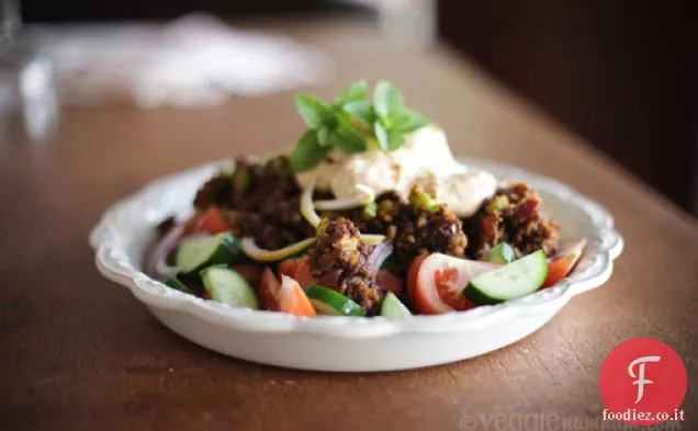 Insalata di lenticchie, datteri e pomodori con salsa Tahini all'olio di peperoncino