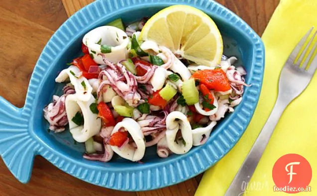 Insalata di calamari refrigerata con limone e prezzemolo