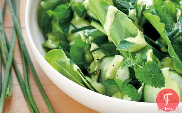 Insalata verde crostata con salsa di avocado