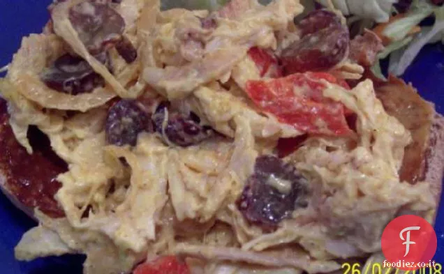 Insalata di pollo al curry con uva e peperoni rossi