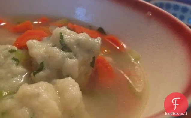 Zuppa di pollo con gnocchi alle erbeuna ricetta in due versioni