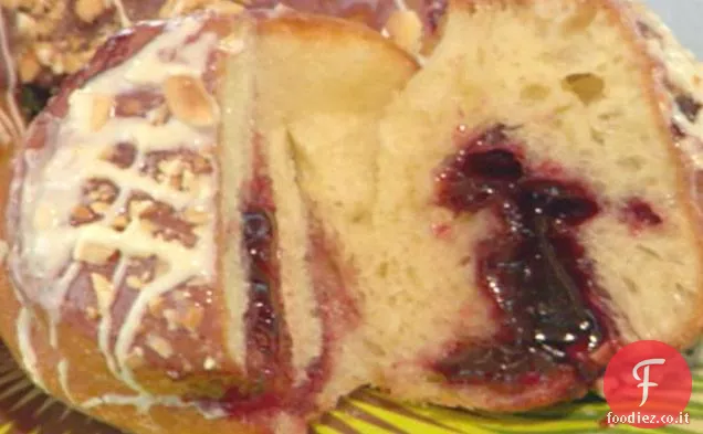 Ciambelle ripiene di mora Pacific Northwest con Ganache al cioccolato bianco e nocciole tostate