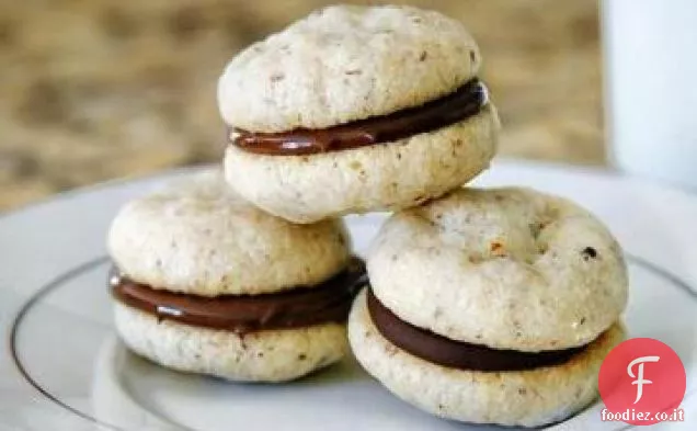 Biscotti alla nocciola ripieni di cioccolato