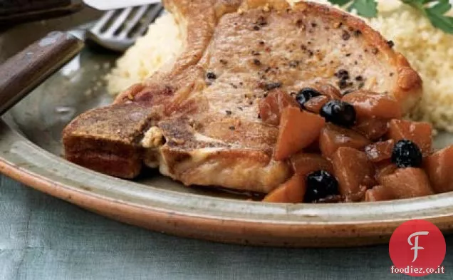 Braciole di maiale scottate in padella con melassa e salsa di prugne