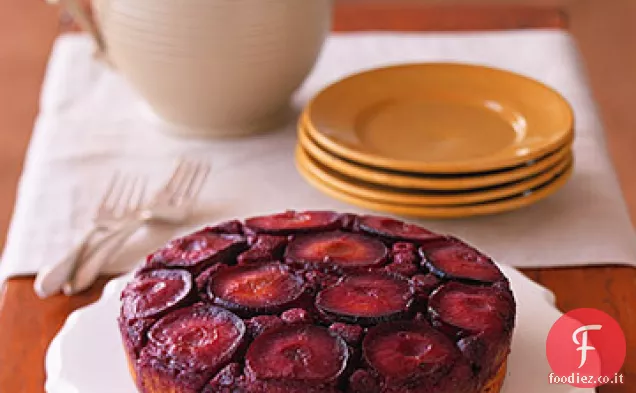 Torta capovolta di prugne e lamponi