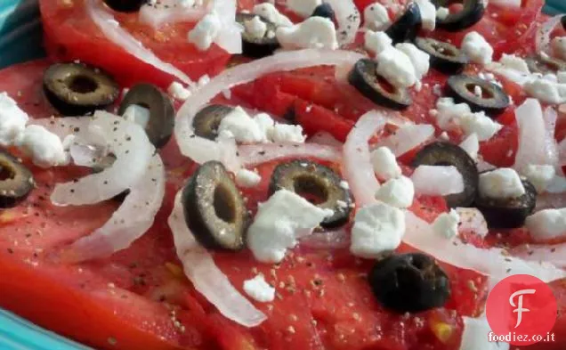 Pomodoro, formaggio di capra e insalata di olive nere