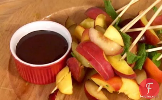 Spiedini di frutta con salsa di immersione al cioccolato