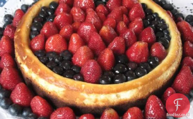 Cheesecake rosso, bianco e blu con crosta di biscotti al cioccolato.