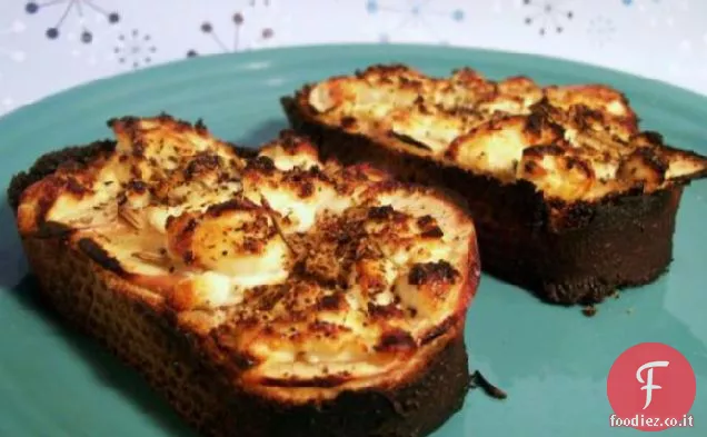 Formaggio di capra e mela crostata su antipasto di pane francese