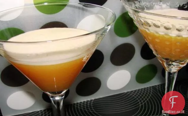 Schiuma Cocktail Bianco su Giallo